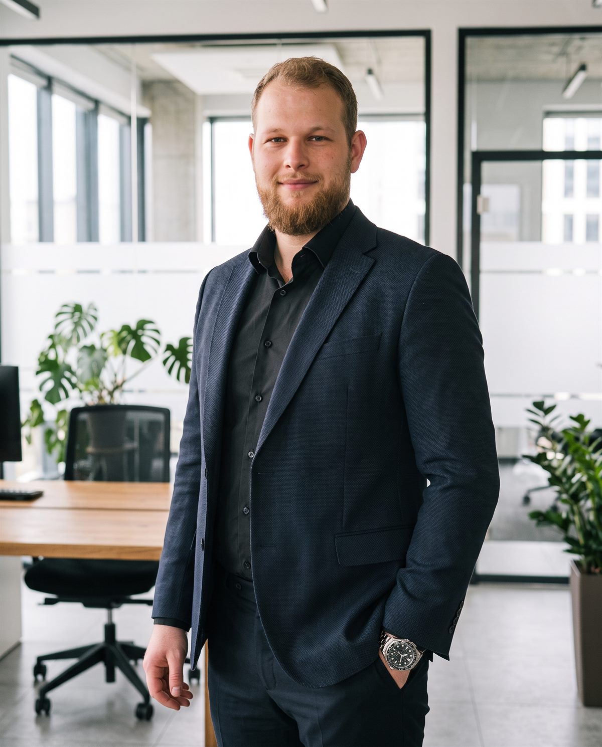 Kynniu founder at a modern engineering workstation